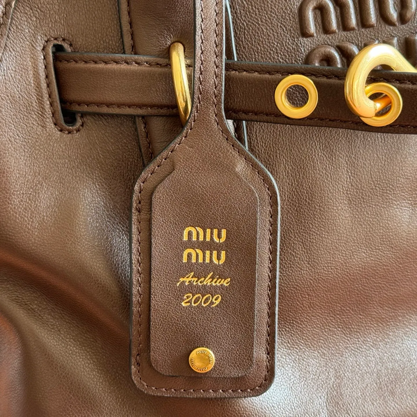 p1700💋💋💋【Configured with full counter packaging】Aventure bags show simple and casual charm. Reinterpreting classic lines, this soft Nappa variant displays a versatile and practical attitude, enhanced by refined and exclusive details. The adventure nappa leather handbag is inspired by the MIU archive design. The structure has been adjusted to make it lighter and has a new personality. It is decorated with an embossed letter logo to add a signature element. Antique gold hardware, linen blend lining, zipper pocket and patch pocket, long wrist suitable for use as a handbag or shoulder, 5ba292 size 22X 30X10cm