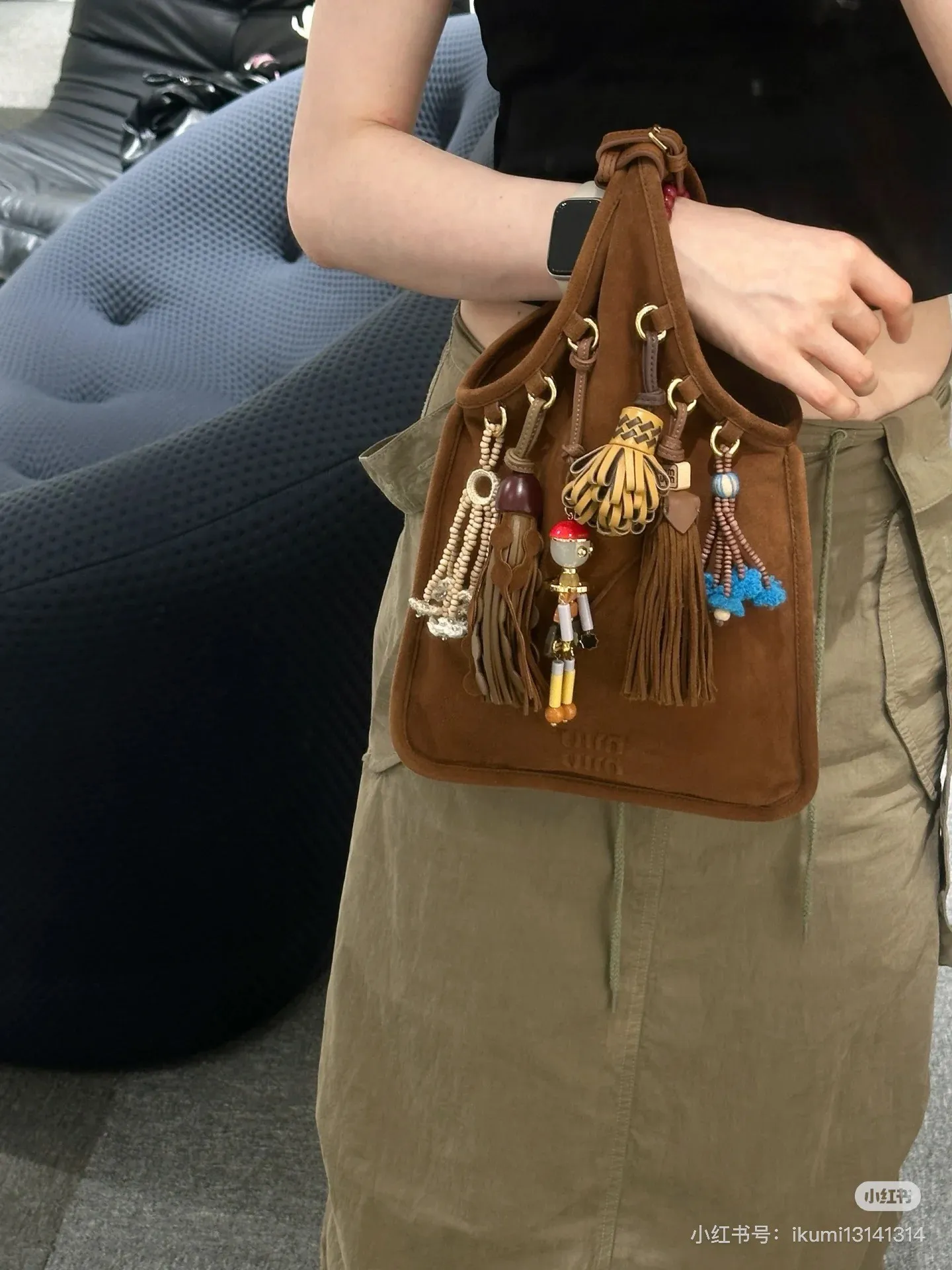 p1640💋💋💋【Full set of packaging at the counter, premium hardware and original leather】Suede sheepskin tassel handbag ~ miu design is interpreted from the perspective of lifestyle, presenting creative items, soft suede leather, enriching unique and accessories combinations through pendants, creating exclusive summer style in minutes. Super Q miu can always come up with new tricks, very porridge! The bag's vintage inspiration is enhanced by soft suede leather, enriched with unique accessories and embellishments via tassels and front loops. Size: W24×H37cm No.: 5BA295Miu 25ss limited show suede pendant bag