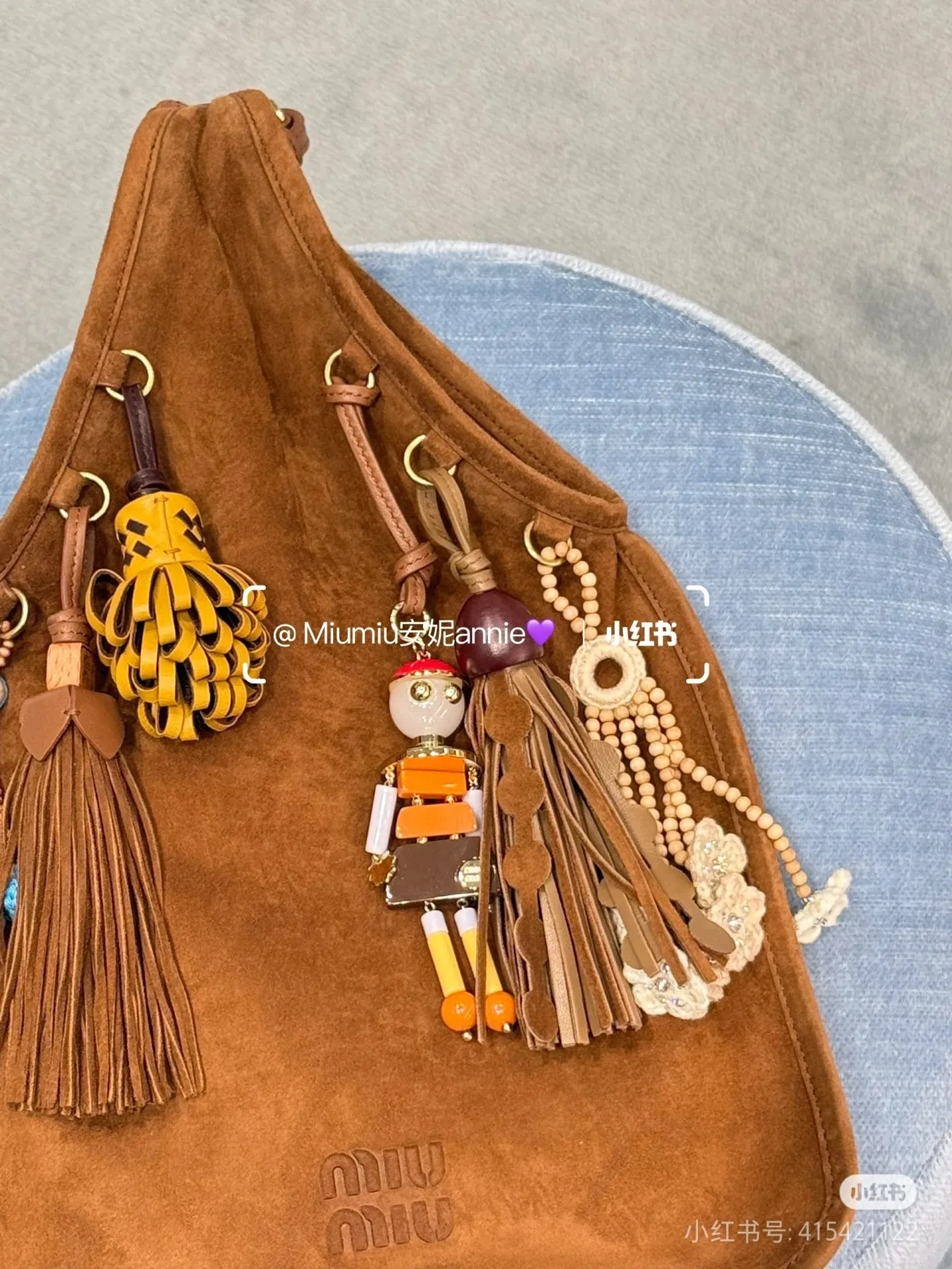 p1640💋💋💋【Full set of packaging at the counter, premium hardware and original leather】Suede sheepskin tassel handbag ~ miu design is interpreted from the perspective of lifestyle, presenting creative items, soft suede leather, enriching unique and accessories combinations through pendants, creating exclusive summer style in minutes. Super Q miu can always come up with new tricks, very porridge! The bag's vintage inspiration is enhanced by soft suede leather, enriched with unique accessories and embellishments via tassels and front loops. Size: W24×H37cm No.: 5BA295Miu 25ss limited show suede pendant bag