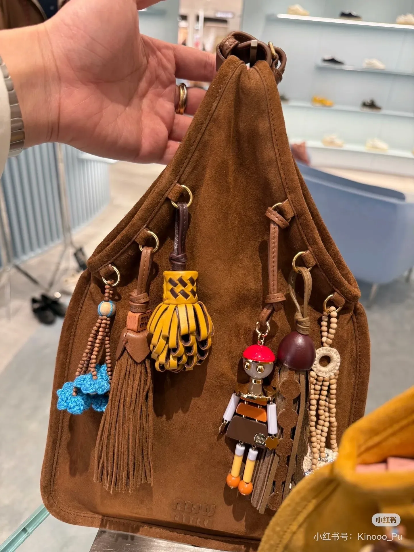 p1640💋💋💋【Full set of packaging at the counter, premium hardware and original leather】Suede sheepskin tassel handbag ~ miu design is interpreted from the perspective of lifestyle, presenting creative items, soft suede leather, enriching unique and accessories combinations through pendants, creating exclusive summer style in minutes. Super Q miu can always come up with new tricks, very porridge! The bag's vintage inspiration is enhanced by soft suede leather, enriched with unique accessories and embellishments via tassels and front loops. Size: W24×H37cm No.: 5BA295Miu 25ss limited show suede pendant bag