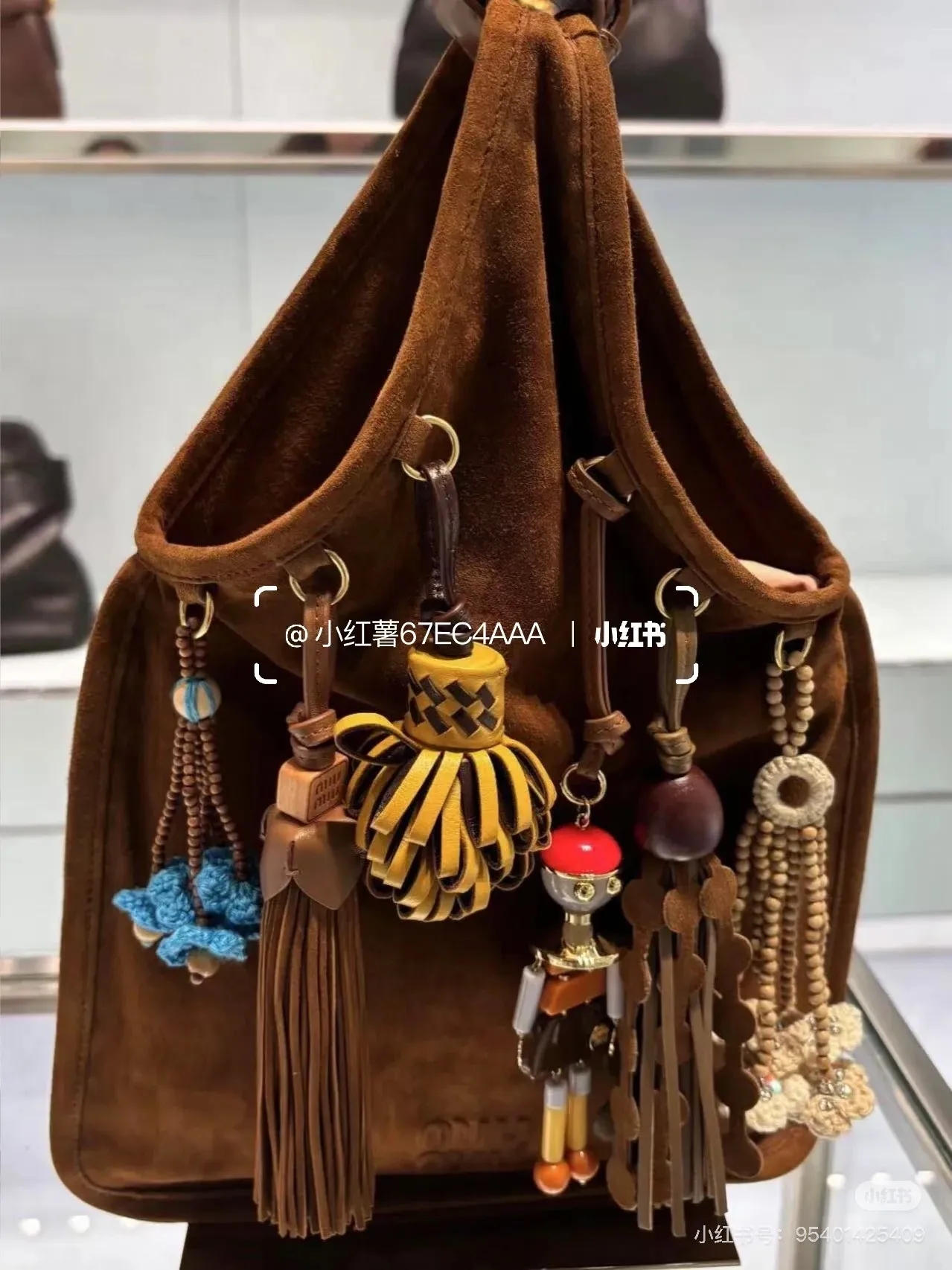 p1640💋💋💋【Full set of packaging at the counter, premium hardware and original leather】Suede sheepskin tassel handbag ~ miu design is interpreted from the perspective of lifestyle, presenting creative items, soft suede leather, enriching unique and accessories combinations through pendants, creating exclusive summer style in minutes. Super Q miu can always come up with new tricks, very porridge! The bag's vintage inspiration is enhanced by soft suede leather, enriched with unique accessories and embellishments via tassels and front loops. Size: W24×H37cm No.: 5BA295Miu 25ss limited show suede pendant bag