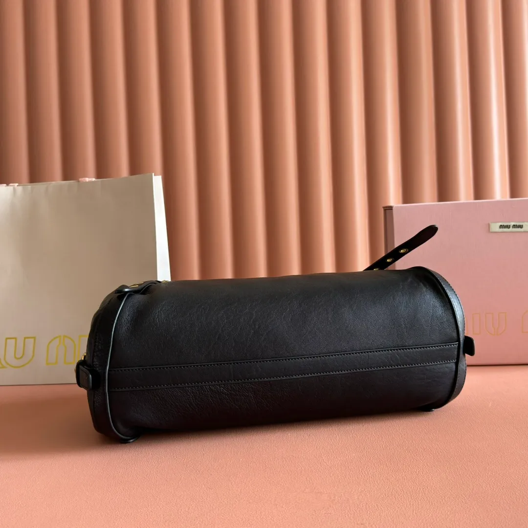 p1700💋💋💋【Configured with full counter package】Miu 25ss 5BC190 show model hits the street. Breaking the past leather, wrinkled sheepskin, super soft and waxy to the touch, ultra-light weight, almost weightless, adjustable shoulder straps, large capacity, double zipper, multiple shapes🉑changes, the whole bag is lazy and fashionable. Size 40-20-15