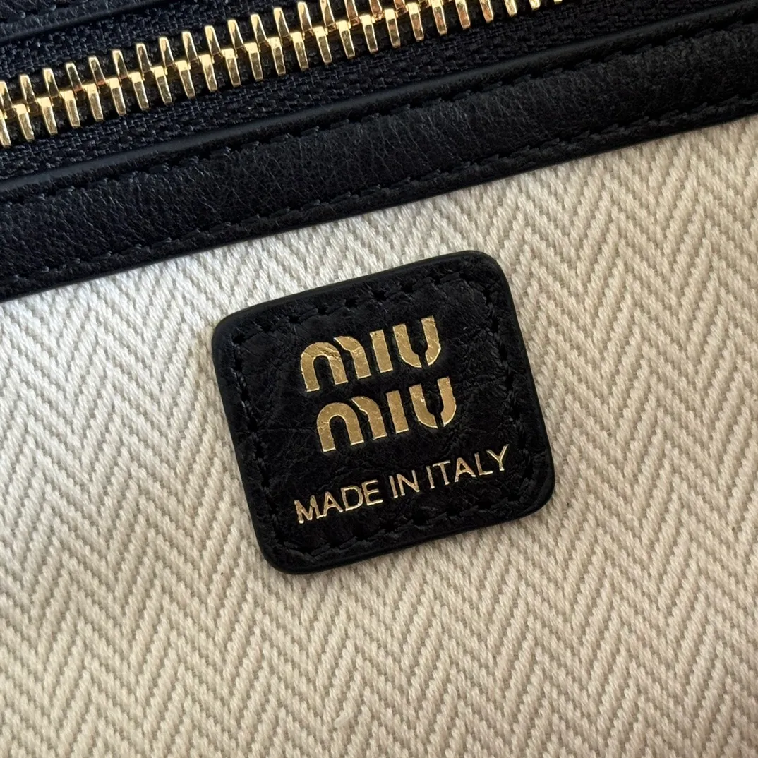 p1700💋💋💋【Configured with full counter package】Miu 25ss 5BC190 show model hits the street. Breaking the past leather, wrinkled sheepskin, super soft and waxy to the touch, ultra-light weight, almost weightless, adjustable shoulder straps, large capacity, double zipper, multiple shapes🉑changes, the whole bag is lazy and fashionable. Size 40-20-15