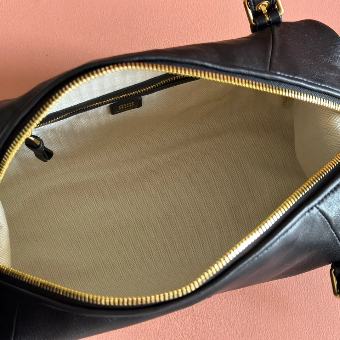 p1700💋💋💋【Configured with full counter package】Miu 25ss 5BC190 show model hits the street. Breaking the past leather, wrinkled sheepskin, super soft and waxy to the touch, ultra-light weight, almost weightless, adjustable shoulder straps, large capacity, double zipper, multiple shapes🉑changes, the whole bag is lazy and fashionable. Size 40-20-15