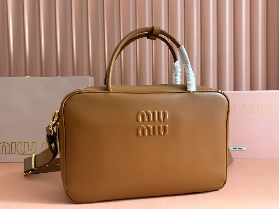 p2000. MIU new product [Original leather with counter packaging] Beau cow leather second generation handbag/with shoulder strap ~ Cognac color [New version briefcase] 5bb117 This Beau handbag is made of soft and smooth cow leather, with exquisite details such as gold-plated hardware and accessories, and the embossed letter logo highlights the classic style. Size:W34×H23×D10cm