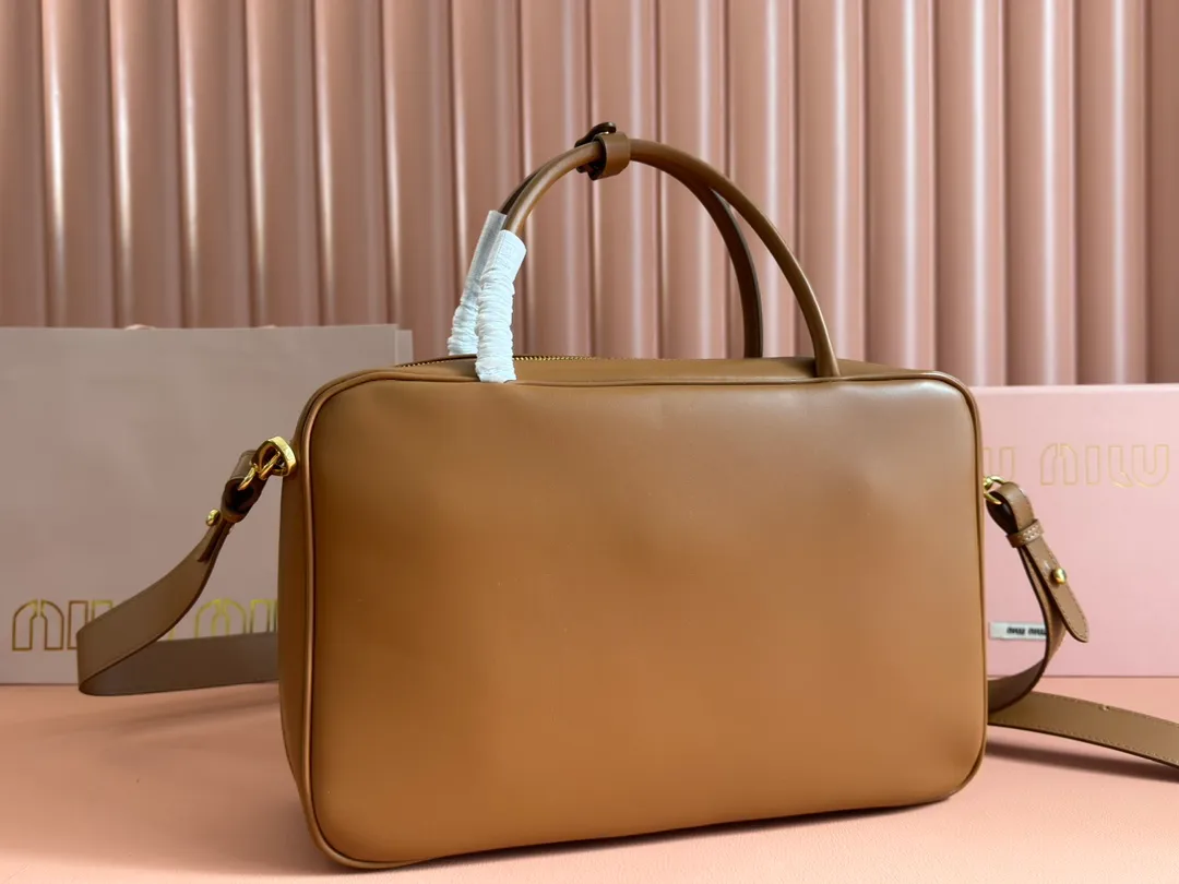p2000. MIU new product [Original leather with counter packaging] Beau cow leather second generation handbag/with shoulder strap ~ Cognac color [New version briefcase] 5bb117 This Beau handbag is made of soft and smooth cow leather, with exquisite details such as gold-plated hardware and accessories, and the embossed letter logo highlights the classic style. Size:W34×H23×D10cm