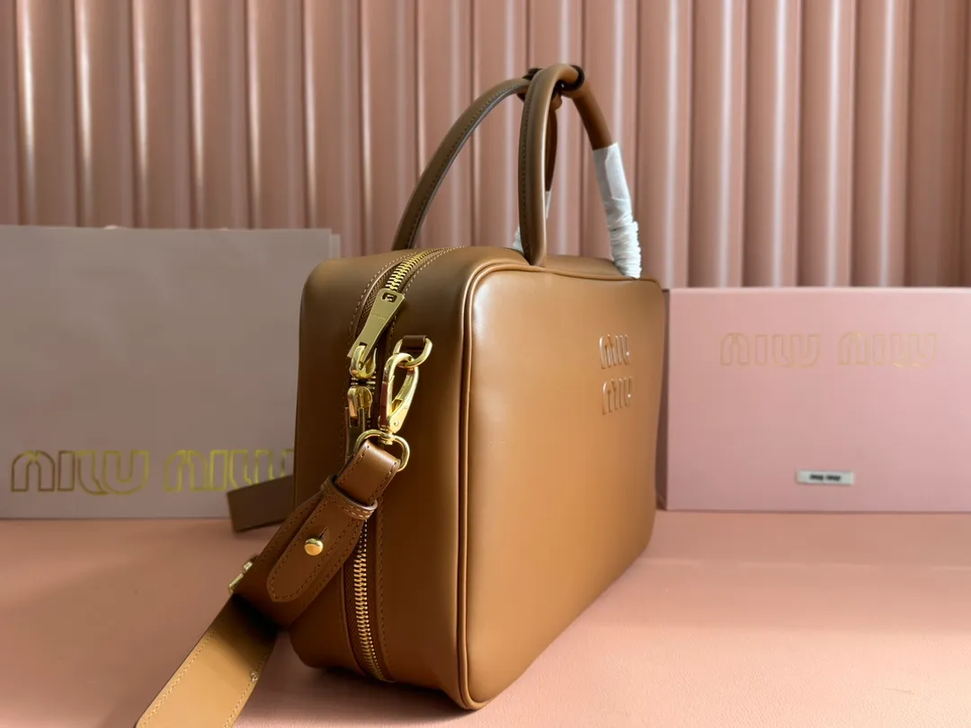 p2000. MIU new product [Original leather with counter packaging] Beau cow leather second generation handbag/with shoulder strap ~ Cognac color [New version briefcase] 5bb117 This Beau handbag is made of soft and smooth cow leather, with exquisite details such as gold-plated hardware and accessories, and the embossed letter logo highlights the classic style. Size:W34×H23×D10cm