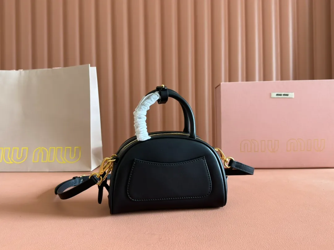 p1400💋💋💋 Equipped with a full set of packaging at the counter [Special Grade Hardware Original Leather] Cow Leather Handbag/Crossbody Bag ~ This design reinterprets the classic handbag, with a modern style that is elegant and versatile. Made from soft leather and crafted with exquisite craftsmanship. The letter logo adds unique classic style and recognition. Size: W18×H11.5×D8cm No.: _5BP170