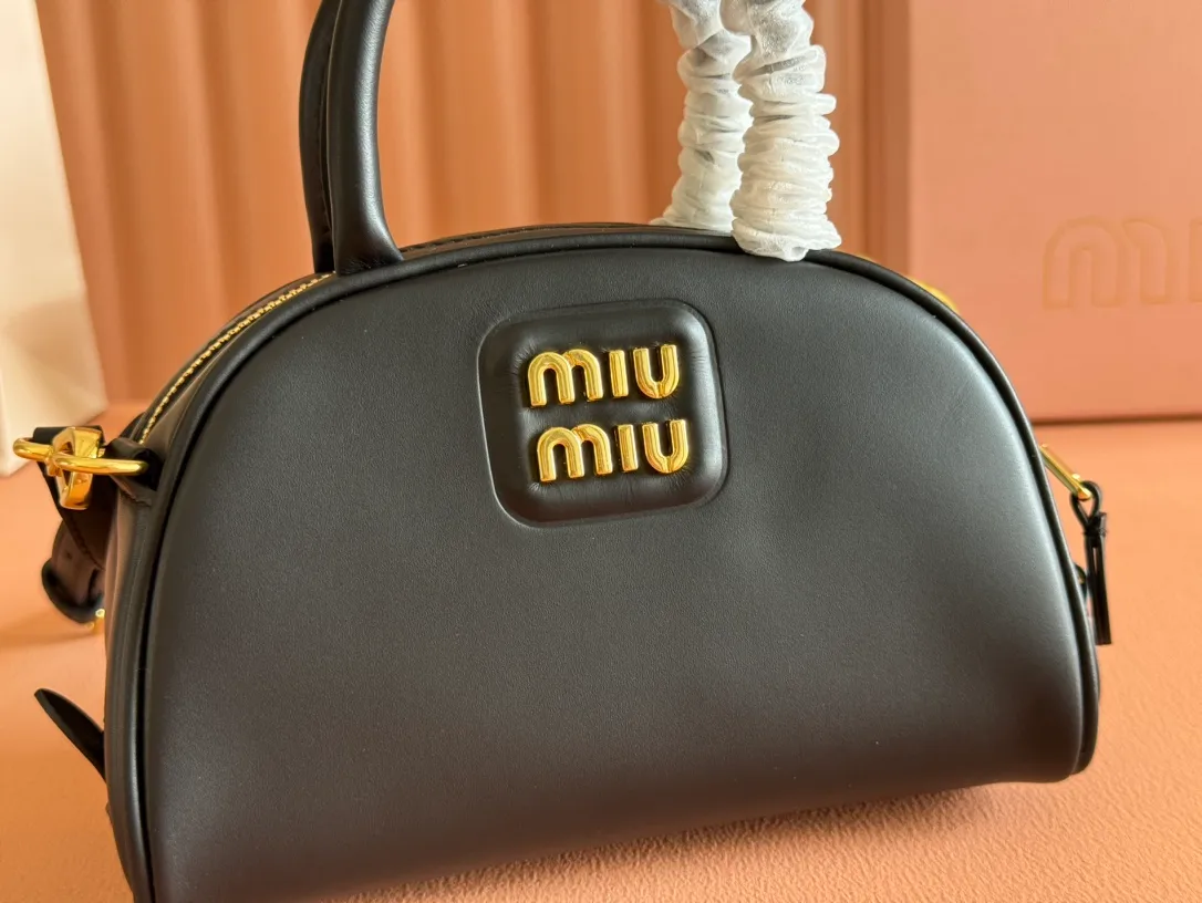 p1400💋💋💋 Equipped with a full set of packaging at the counter [Special Grade Hardware Original Leather] Cow Leather Handbag/Crossbody Bag ~ This design reinterprets the classic handbag, with a modern style that is elegant and versatile. Made from soft leather and crafted with exquisite craftsmanship. The letter logo adds unique classic style and recognition. Size: W18×H11.5×D8cm No.: _5BP170