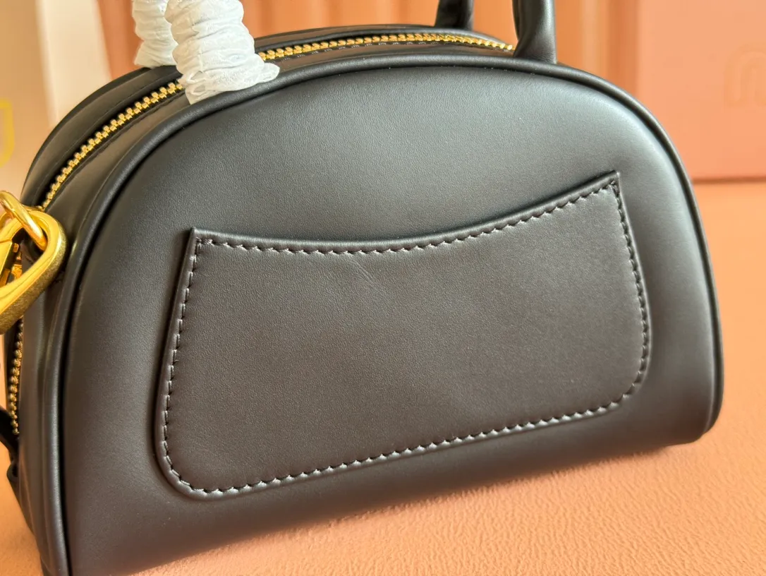 p1400💋💋💋 Equipped with a full set of packaging at the counter [Special Grade Hardware Original Leather] Cow Leather Handbag/Crossbody Bag ~ This design reinterprets the classic handbag, with a modern style that is elegant and versatile. Made from soft leather and crafted with exquisite craftsmanship. The letter logo adds unique classic style and recognition. Size: W18×H11.5×D8cm No.: _5BP170