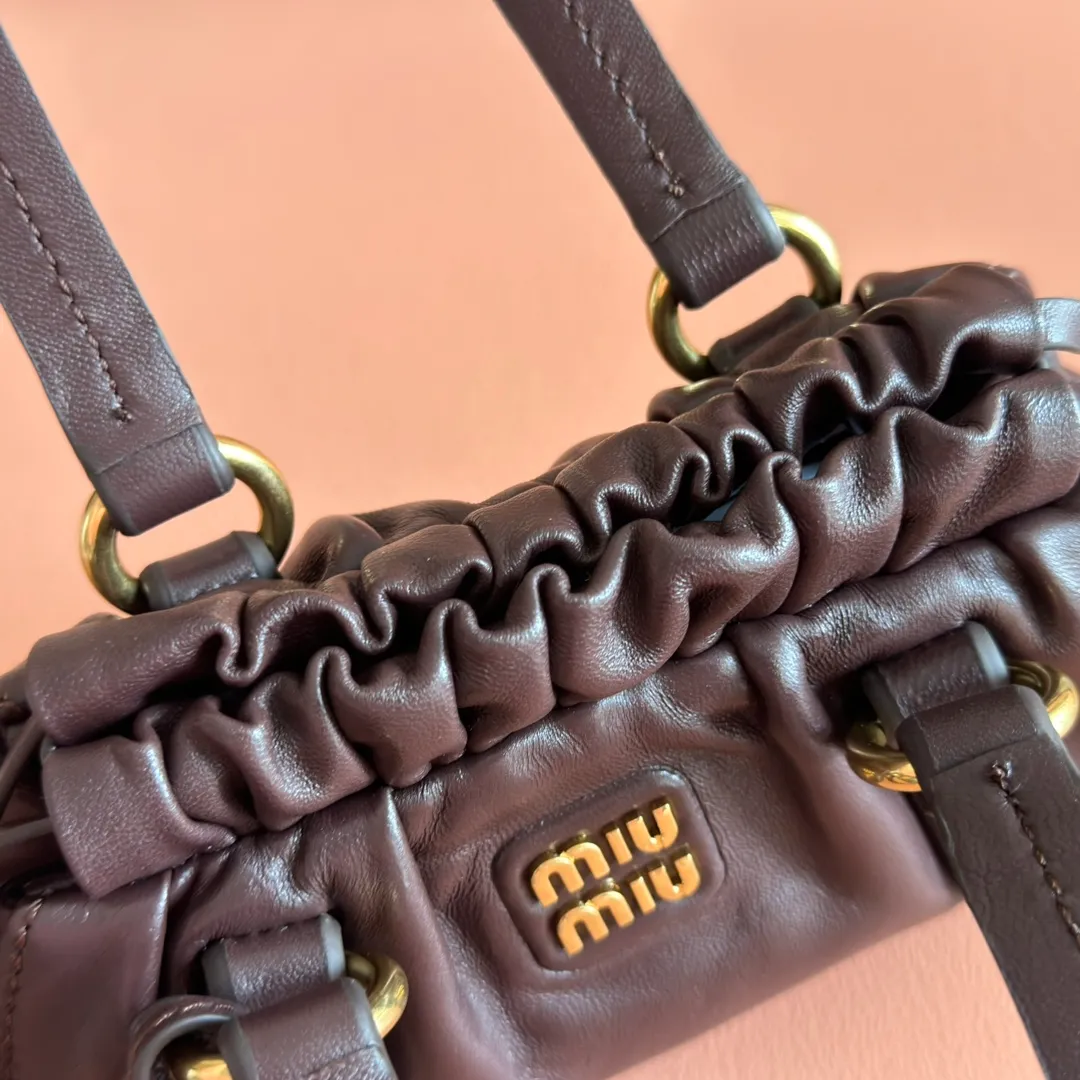 p1400💋💋💋【Full set of packaging at the counter】25 new JIOE medieval armpit dumpling bags, brand new sheepskin, with steel aged metal hardware, high-end and elegant texture, the bag mouth is designed with a drawstring girdle, the fine ruffled lace is three-dimensional and playful, high-end yet lazy and casual, the unique design looks good on anyone who uses it Model: 5BP178 Size: 22*7*15