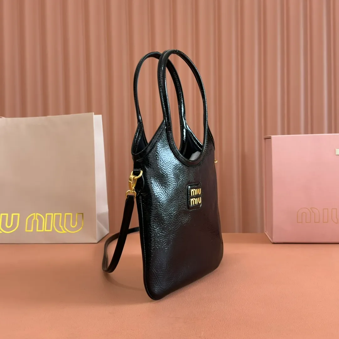 p1260. 💋💋💋【Full set of packaging at the counter】M's new mini tote bag, the new size is small and cute, highly adaptable, fashionable, chic and versatile, with exquisite details. The classic embossed letter logo adds a unique style and recognition, continuing the Miu retro style, casual and easy. It is equipped with a detachable and adjustable leather long shoulder strap, which can be carried on the shoulder or crossbody for better practicality. Satin lining, with patch pocket. Model: 5BA281. Size: 20cmx24cm. Color: waxed patent leather black/original leather. Made in Italy