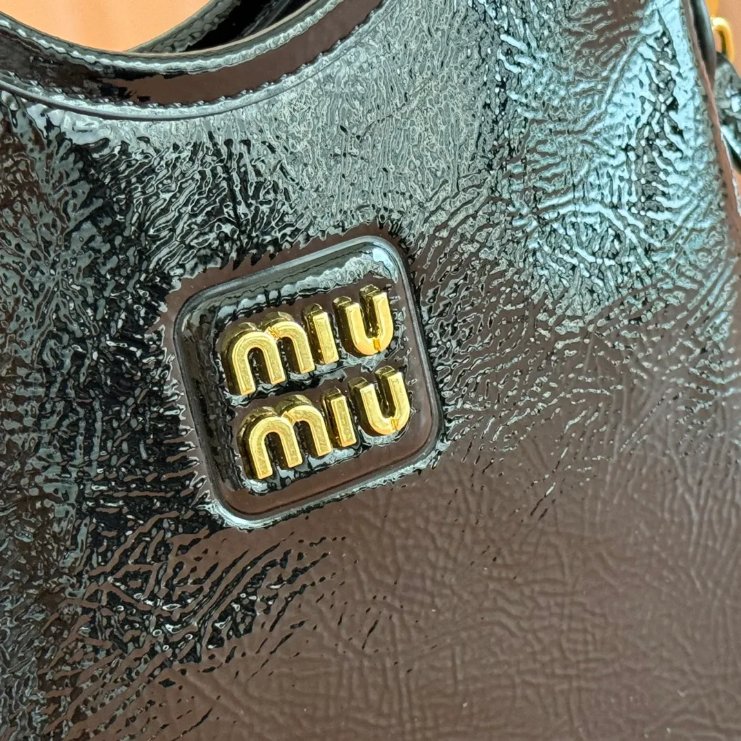 p1260. 💋💋💋【Full set of packaging at the counter】M's new mini tote bag, the new size is small and cute, highly adaptable, fashionable, chic and versatile, with exquisite details. The classic embossed letter logo adds a unique style and recognition, continuing the Miu retro style, casual and easy. It is equipped with a detachable and adjustable leather long shoulder strap, which can be carried on the shoulder or crossbody for better practicality. Satin lining, with patch pocket. Model: 5BA281. Size: 20cmx24cm. Color: waxed patent leather black/original leather. Made in Italy