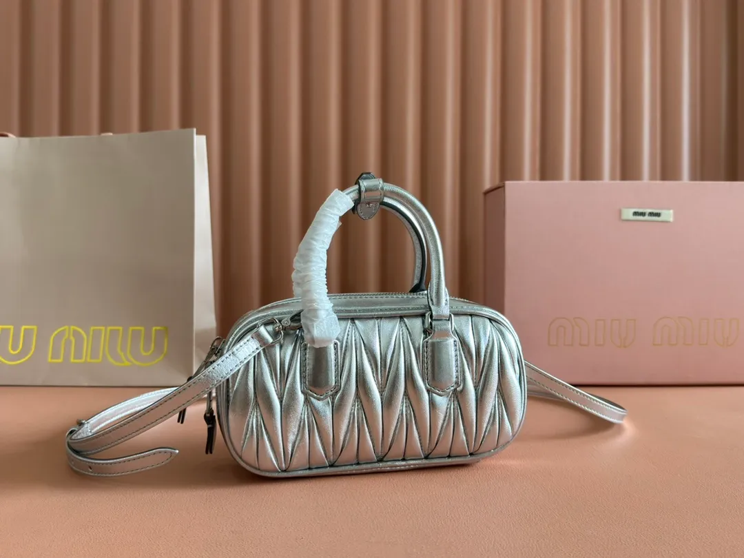 p1640💋💋💋【Equipment with counter full set of packaging, premium hardware and original leather】Arcadie sheepskin mini (19cm) bowling handbag/crossbody bag ~ This Arcadic handbag demonstrates the unique concept that fashion is a tool that reflects reality and translates it into material form. The letter logo that complements the finish of the metal hardware accessories is exquisitely crafted and demonstrates a highly recognizable classic style. Dynamic and elegant lines with adjustable and detachable shoulder straps present a practical and versatile design with modern charm. ～Detachable and adjustable shoulder strap ～Zipper closure ～Painted metal letter logo on front ～Lined patch pocket Size: W19×H10×D5cm Number: _5BP176