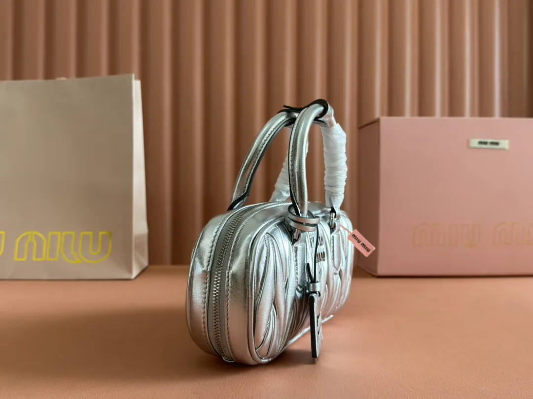 p1640💋💋💋【Equipment with counter full set of packaging, premium hardware and original leather】Arcadie sheepskin mini (19cm) bowling handbag/crossbody bag ~ This Arcadic handbag demonstrates the unique concept that fashion is a tool that reflects reality and translates it into material form. The letter logo that complements the finish of the metal hardware accessories is exquisitely crafted and demonstrates a highly recognizable classic style. Dynamic and elegant lines with adjustable and detachable shoulder straps present a practical and versatile design with modern charm. ～Detachable and adjustable shoulder strap ～Zipper closure ～Painted metal letter logo on front ～Lined patch pocket Size: W19×H10×D5cm Number: _5BP176