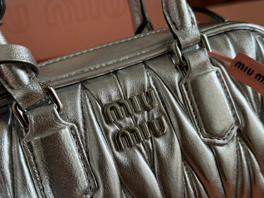 p1640💋💋💋【Equipment with counter full set of packaging, premium hardware and original leather】Arcadie sheepskin mini (19cm) bowling handbag/crossbody bag ~ This Arcadic handbag demonstrates the unique concept that fashion is a tool that reflects reality and translates it into material form. The letter logo that complements the finish of the metal hardware accessories is exquisitely crafted and demonstrates a highly recognizable classic style. Dynamic and elegant lines with adjustable and detachable shoulder straps present a practical and versatile design with modern charm. ～Detachable and adjustable shoulder strap ～Zipper closure ～Painted metal letter logo on front ～Lined patch pocket Size: W19×H10×D5cm Number: _5BP176