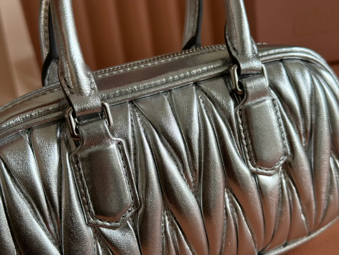 p1640💋💋💋【Equipment with counter full set of packaging, premium hardware and original leather】Arcadie sheepskin mini (19cm) bowling handbag/crossbody bag ~ This Arcadic handbag demonstrates the unique concept that fashion is a tool that reflects reality and translates it into material form. The letter logo that complements the finish of the metal hardware accessories is exquisitely crafted and demonstrates a highly recognizable classic style. Dynamic and elegant lines with adjustable and detachable shoulder straps present a practical and versatile design with modern charm. ～Detachable and adjustable shoulder strap ～Zipper closure ～Painted metal letter logo on front ～Lined patch pocket Size: W19×H10×D5cm Number: _5BP176