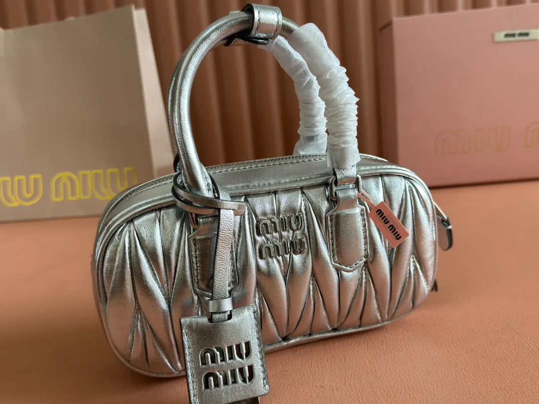 p1640💋💋💋【Equipment with counter full set of packaging, premium hardware and original leather】Arcadie sheepskin mini (19cm) bowling handbag/crossbody bag ~ This Arcadic handbag demonstrates the unique concept that fashion is a tool that reflects reality and translates it into material form. The letter logo that complements the finish of the metal hardware accessories is exquisitely crafted and demonstrates a highly recognizable classic style. Dynamic and elegant lines with adjustable and detachable shoulder straps present a practical and versatile design with modern charm. ～Detachable and adjustable shoulder strap ～Zipper closure ～Painted metal letter logo on front ～Lined patch pocket Size: W19×H10×D5cm Number: _5BP176