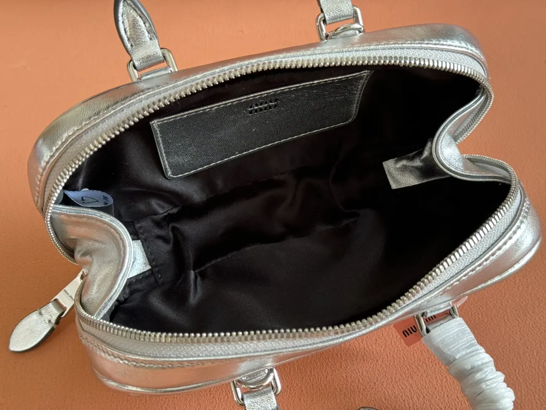 p1640💋💋💋【Equipment with counter full set of packaging, premium hardware and original leather】Arcadie sheepskin mini (19cm) bowling handbag/crossbody bag ~ This Arcadic handbag demonstrates the unique concept that fashion is a tool that reflects reality and translates it into material form. The letter logo that complements the finish of the metal hardware accessories is exquisitely crafted and demonstrates a highly recognizable classic style. Dynamic and elegant lines with adjustable and detachable shoulder straps present a practical and versatile design with modern charm. ～Detachable and adjustable shoulder strap ～Zipper closure ～Painted metal letter logo on front ～Lined patch pocket Size: W19×H10×D5cm Number: _5BP176