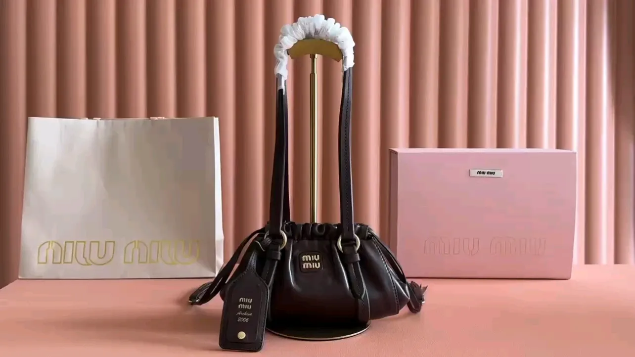 p1400💋💋💋【Full set of packaging at the counter】25 new JIOE medieval armpit dumpling bags, brand new sheepskin, with steel aged metal hardware, high-end and elegant texture, the bag mouth is designed with a drawstring girdle, the fine ruffled lace is three-dimensional and playful, high-end yet lazy and casual, the unique design looks good on anyone who uses it Model: 5BP178 Size: 22*7*15