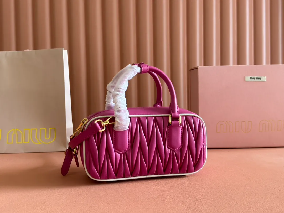 p1700💋💋💋【Configuring full counter package】MIU MIU Miu Miu pleated lambskin Miu Miu women's Arcadia cowhide handbag crossbody bag👝The lightweight padding design makes the handbag look fuller and shows a cosmopolitan style. The letter logo, which echoes the finish of the metal hardware, straddles the line between function and decoration, giving this handbag a unique aesthetic and classic feel. Size: 22✖️10.5✖️7.5cm Style number: 5bb142