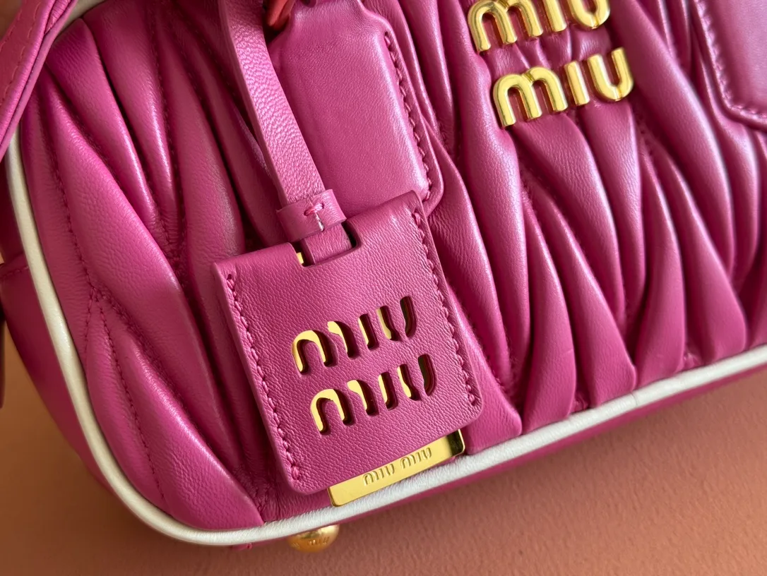 p1700💋💋💋【Configuring full counter package】MIU MIU Miu Miu pleated lambskin Miu Miu women's Arcadia cowhide handbag crossbody bag👝The lightweight padding design makes the handbag look fuller and shows a cosmopolitan style. The letter logo, which echoes the finish of the metal hardware, straddles the line between function and decoration, giving this handbag a unique aesthetic and classic feel. Size: 22✖️10.5✖️7.5cm Style number: 5bb142