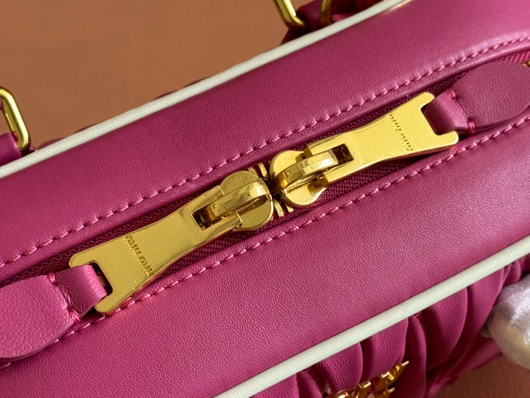 p1700💋💋💋【Configuring full counter package】MIU MIU Miu Miu pleated lambskin Miu Miu women's Arcadia cowhide handbag crossbody bag👝The lightweight padding design makes the handbag look fuller and shows a cosmopolitan style. The letter logo, which echoes the finish of the metal hardware, straddles the line between function and decoration, giving this handbag a unique aesthetic and classic feel. Size: 22✖️10.5✖️7.5cm Style number: 5bb142