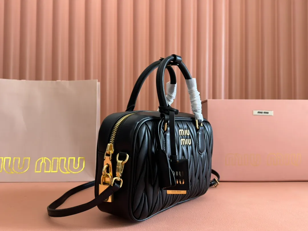 p1900💋💋💋 [Equipped with full set of packaging at the counter, premium hardware original leather] Arcadie Matelasse sheepskin medium bowling handbag/crossbody bag ~ black sheepskin This handbag uses Matelasse craftsmanship, and the three-dimensional texture and exquisite texture bring a new interpretation to the classic silhouette. The front letter logo cleverly echoes the metal hardware, and the exquisite workmanship is outstanding, highlighting a highly recognizable classic style. Dynamic and elegant lines with adjustable and detachable shoulder straps present a practical and versatile design with modern charm. ～Detachable and adjustable shoulder strap ～Zipper closure ～Lined with 2 patch pockets ～With foot studs Size: W24×H17×D7.5cm No.: 5BB124