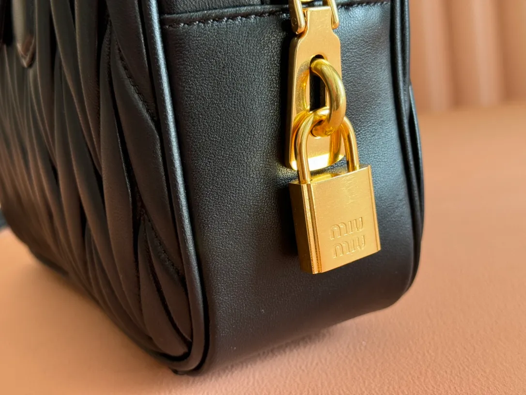 p1900💋💋💋 [Equipped with full set of packaging at the counter, premium hardware original leather] Arcadie Matelasse sheepskin medium bowling handbag/crossbody bag ~ black sheepskin This handbag uses Matelasse craftsmanship, and the three-dimensional texture and exquisite texture bring a new interpretation to the classic silhouette. The front letter logo cleverly echoes the metal hardware, and the exquisite workmanship is outstanding, highlighting a highly recognizable classic style. Dynamic and elegant lines with adjustable and detachable shoulder straps present a practical and versatile design with modern charm. ～Detachable and adjustable shoulder strap ～Zipper closure ～Lined with 2 patch pockets ～With foot studs Size: W24×H17×D7.5cm No.: 5BB124