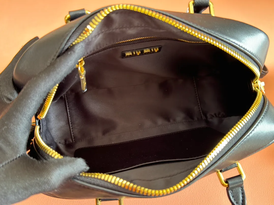 p1900💋💋💋 [Equipped with full set of packaging at the counter, premium hardware original leather] Arcadie Matelasse sheepskin medium bowling handbag/crossbody bag ~ black sheepskin This handbag uses Matelasse craftsmanship, and the three-dimensional texture and exquisite texture bring a new interpretation to the classic silhouette. The front letter logo cleverly echoes the metal hardware, and the exquisite workmanship is outstanding, highlighting a highly recognizable classic style. Dynamic and elegant lines with adjustable and detachable shoulder straps present a practical and versatile design with modern charm. ～Detachable and adjustable shoulder strap ～Zipper closure ～Lined with 2 patch pockets ～With foot studs Size: W24×H17×D7.5cm No.: 5BB124