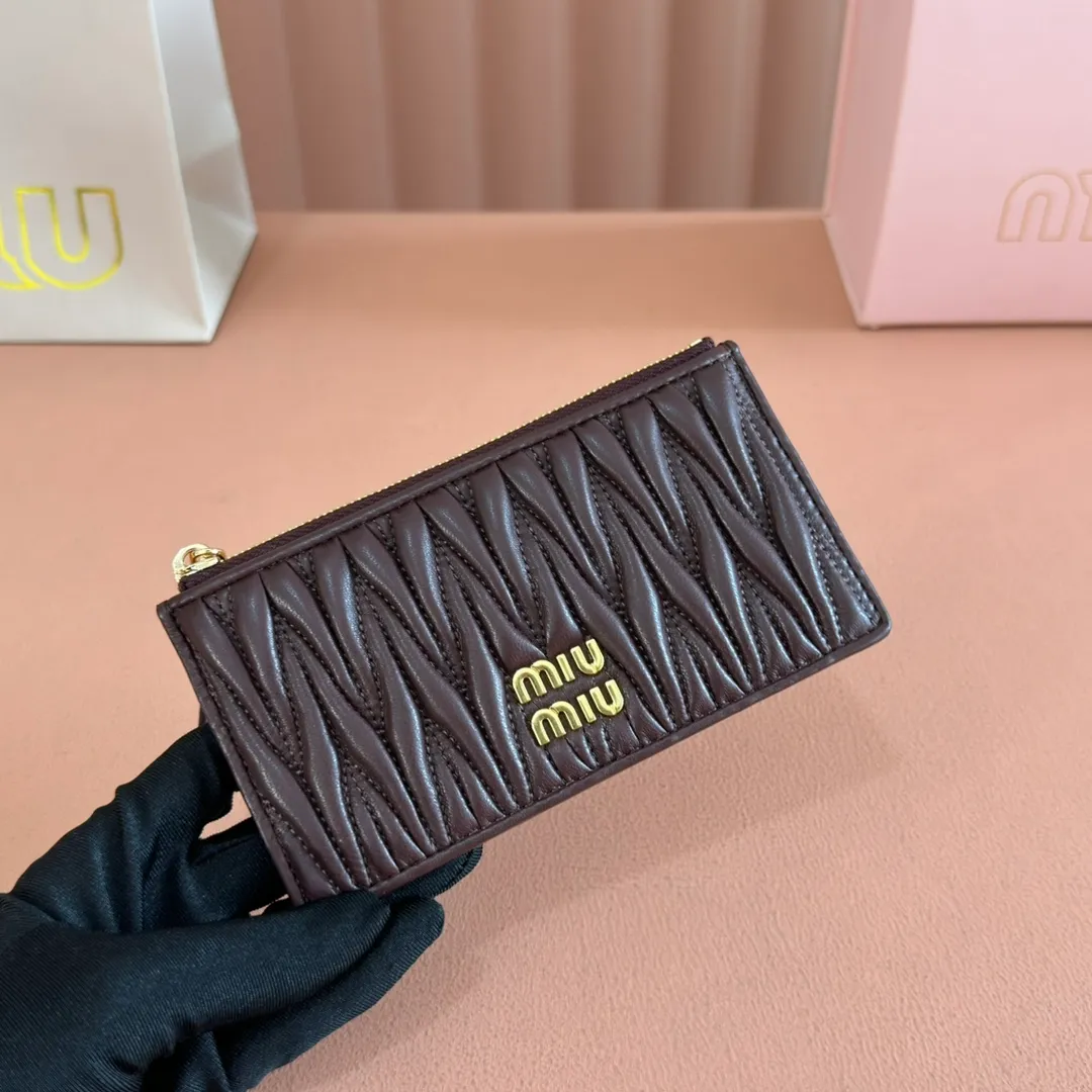 p520. 💋💋💋【Full set of packaging at the counter】🔥 MM💗pocket wallet💗The latest version of the card holder, model: 5MB006 Heather🔥🆕🆕💃💃Top imported lambskin material🐮👋Matelasse pattern, zipper closure, miu logo hot stamping inside 💞Six card slots on the back, 💅💅 size: 8X15.