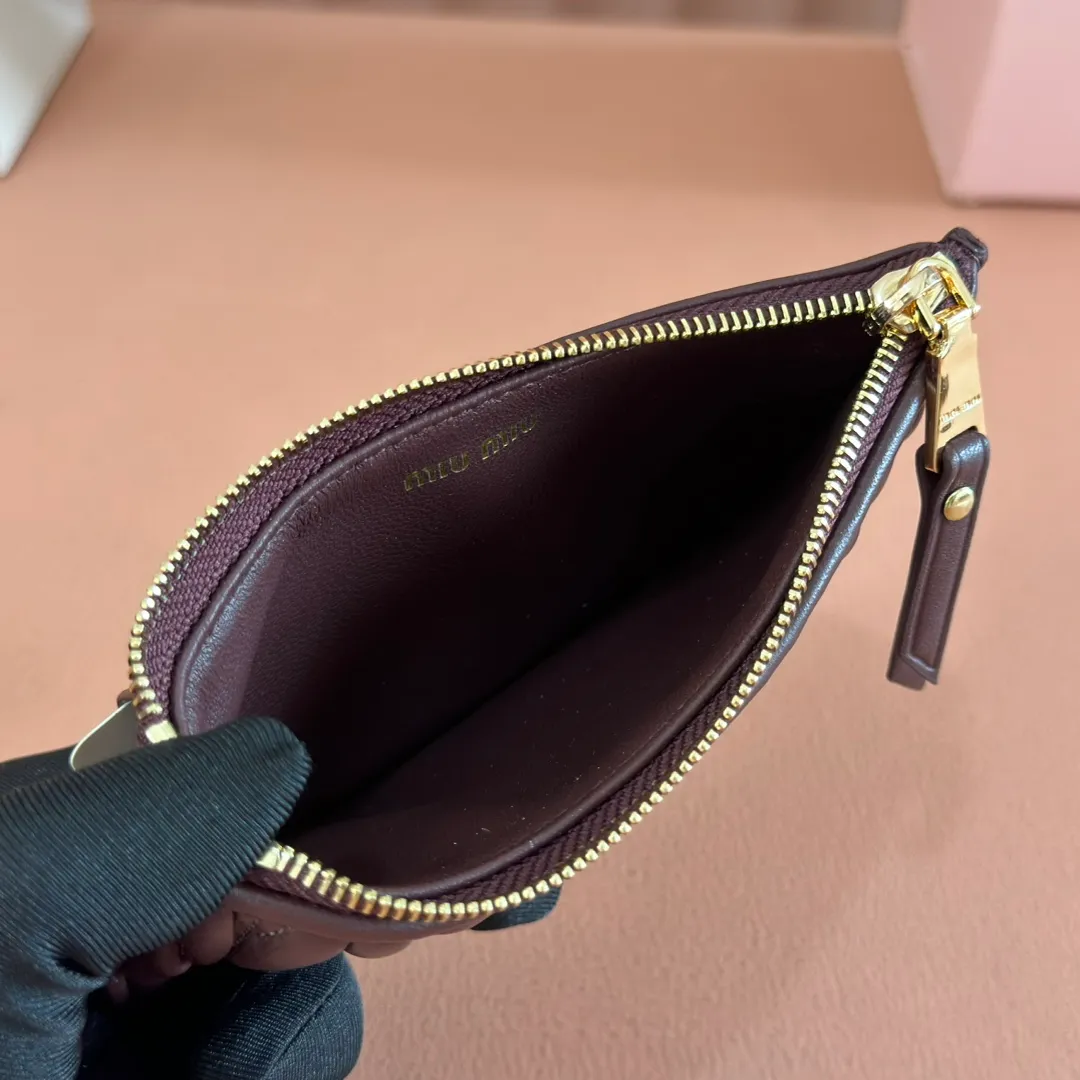p520. 💋💋💋【Full set of packaging at the counter】🔥 MM💗pocket wallet💗The latest version of the card holder, model: 5MB006 Heather🔥🆕🆕💃💃Top imported lambskin material🐮👋Matelasse pattern, zipper closure, miu logo hot stamping inside 💞Six card slots on the back, 💅💅 size: 8X15.