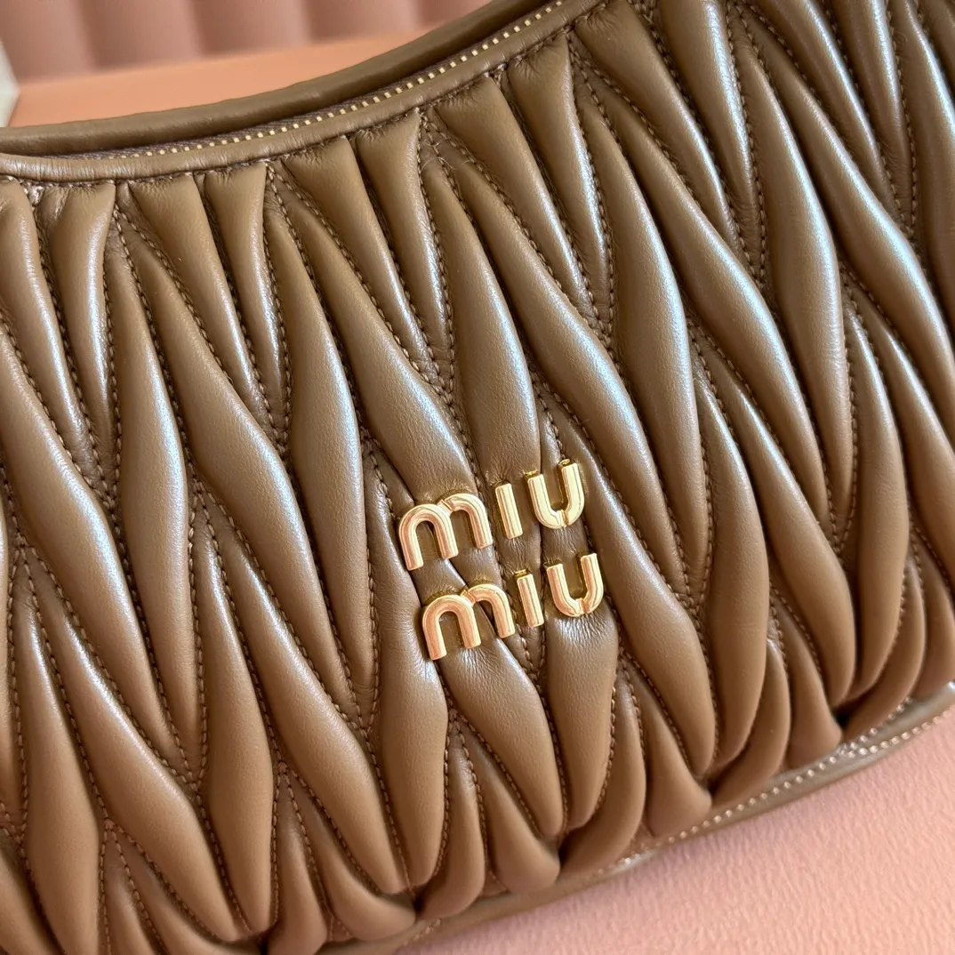 p1800💋💋💋【Full set of packaging at the counter】The new MiuWander handbag is made of imported lambskin classic brand's iconic Matelasse texture embroidery, retro frosted hardware, and the use of round curves to retain the playful feel it should have. The overall shape of the bag is stiff and stylish, full of personality, can be sweet or salty, and the capacity can be light. Almost everyone in the major fashionistas has one, size: 29 X 24 X 10 5bc108