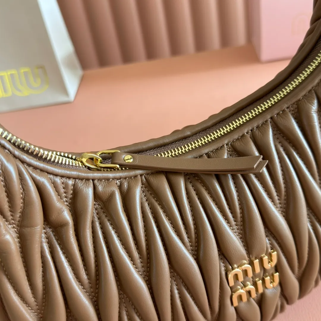p1800💋💋💋【Full set of packaging at the counter】The new MiuWander handbag is made of imported lambskin classic brand's iconic Matelasse texture embroidery, retro frosted hardware, and the use of round curves to retain the playful feel it should have. The overall shape of the bag is stiff and stylish, full of personality, can be sweet or salty, and the capacity can be light. Almost everyone in the major fashionistas has one, size: 29 X 24 X 10 5bc108