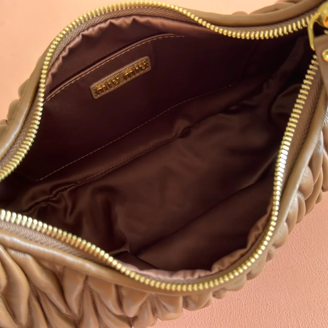 p1800💋💋💋【Full set of packaging at the counter】The new MiuWander handbag is made of imported lambskin classic brand's iconic Matelasse texture embroidery, retro frosted hardware, and the use of round curves to retain the playful feel it should have. The overall shape of the bag is stiff and stylish, full of personality, can be sweet or salty, and the capacity can be light. Almost everyone in the major fashionistas has one, size: 29 X 24 X 10 5bc108