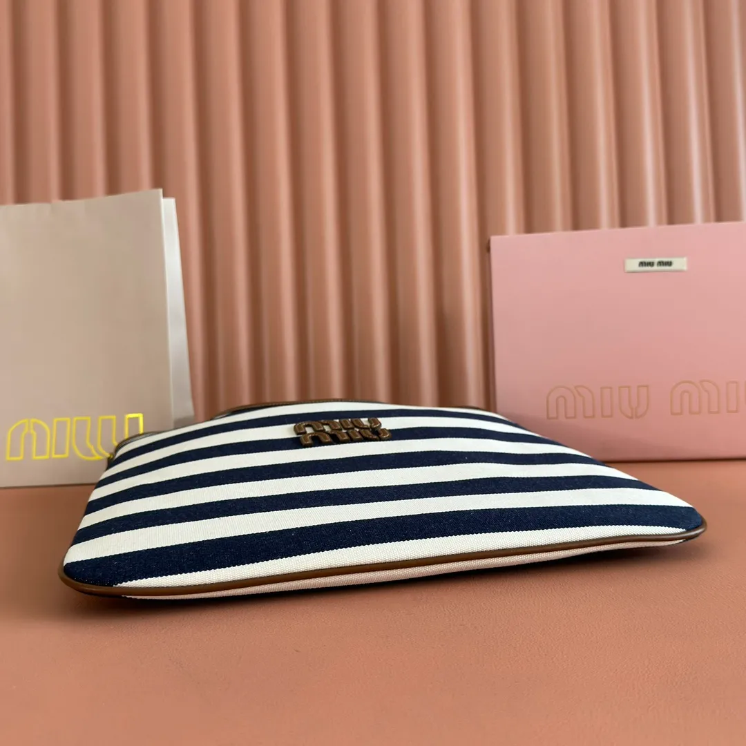 p1300. 💋💋💋【Full set of packages at the counter】𝗠𝗜𝗨𝗠𝗜𝗨 𝗙𝗪𝟮𝟱 𝗡𝗲𝘄 𝗮𝗿𝗿𝗶𝘃𝗮𝗹!      When striped canvas meets hobo's lazy gene, it grabs the first wave in autumn and winter. The relaxed feeling of commuting is directly capped. Classic blue and white nautical striped canvas × Italian calfskin piping. Flexible bag body hangs naturally. Tote capacity + Hobo's lazy feeling two-in-one. It looked like it was 𝗷𝗮𝗰𝗸𝗲𝘁 canvas, but when I touched the edge of the leather, I realized it was 𝗹𝘂𝘅𝘂𝗿𝘆!   The Ju Neng suit still hasn’t collapsed! 𝗵𝗼𝗯𝗼Bag shape looks slim 𝟭𝟬𝟬% 5BG231 stripes Size: 35×40cm