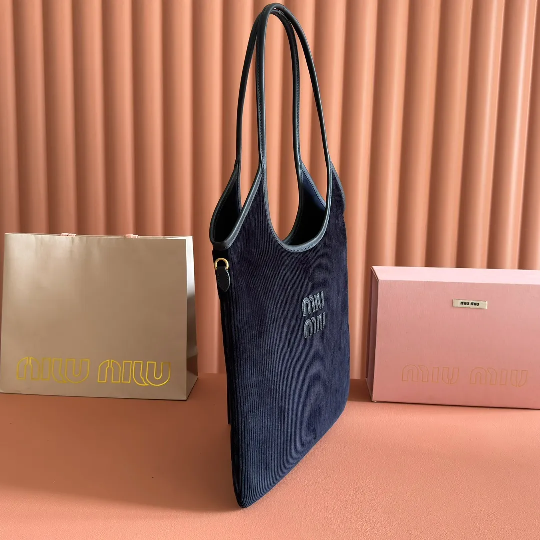 p1300💋💋💋【Full package with counter】Miu Women's IVY Corduroy Tote Shoulder Bag This classic tote bag is decorated with the Miu Miu letter logo, highlighting the classic style and being very recognizable. Simple underarm tote bag 🖤 The same color leather letter logo adds a unique and classic style! Gold hardware, leather lettering logo on front! Lined with zip pocket accents! Size: 35x40cm Style number: 500231