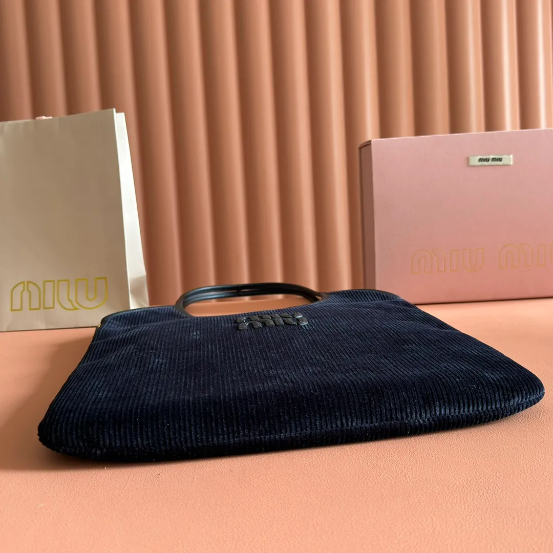 p1300💋💋💋【Full package with counter】Miu Women's IVY Corduroy Tote Shoulder Bag This classic tote bag is decorated with the Miu Miu letter logo, highlighting the classic style and being very recognizable. Simple underarm tote bag 🖤 The same color leather letter logo adds a unique and classic style! Gold hardware, leather lettering logo on front! Lined with zip pocket accents! Size: 35x40cm Style number: 500231