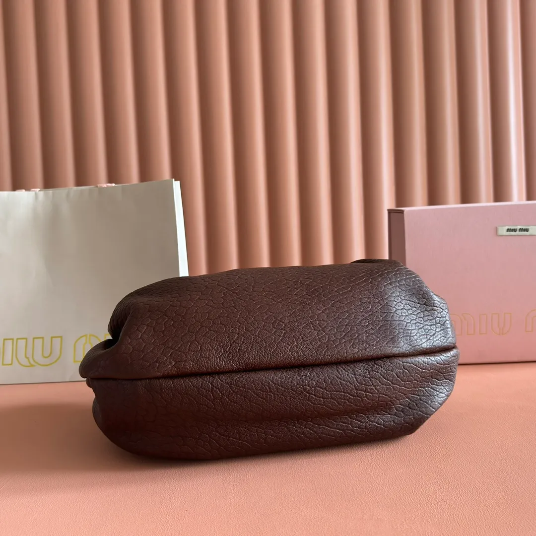 p1700💋💋💋【Full set of equipped counters】Miu 25ss 5bc191 show model hits the street. It breaks the past leather and uses bubble pattern customization. It feels super soft and waxy. It is ultra-light and almost weightless. The shoulder straps are adjustable. Large capacity. Double zippers. Multiple shapes🉑changes. The whole bag is lazy and fashionable.. Size: 40-20-15