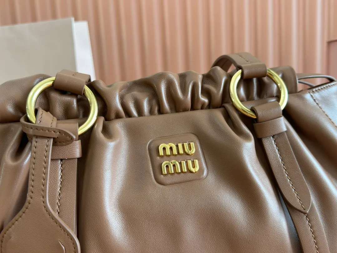 p1720💋💋💋【Equipped with a full set of premium hardware at the counter and original leather】Joke Nappa sheep leather handbag ~ Brown The new Joie is made of Nappa sheep leather and decorated with exquisite hangings and letter logos to increase brand recognition. Detachable charm, antiqued gold hardware, metal letter logo on front, magnetic fastening, lining and zipped pocket. Size: W32×H16×D10.5cm No.: 5BG306
