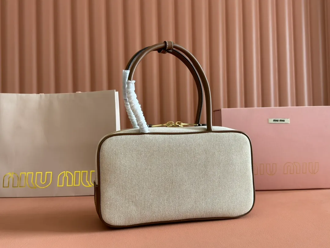 p1340💋💋💋"With full set of original factory counter packaging"💕💋 The M family's new canvas bowling ball is made of new canvas fabric and high-grade plain calfskin. The bold and innovative design perfectly interprets Miu's eclectic, free and inclusive attitude towards life. This bag is cool, with a refined multi-functional design that combines elements of men's and women's wear. It is casual, lazy, natural and full of personality. It has a new canvas lining. It is not unreasonable that it is popular all over the Internet. All major fashion stars love to carry it. Model: 5BB173. Size: 28X12X9cm Color: Canvas brown/original leather. Made in Italy