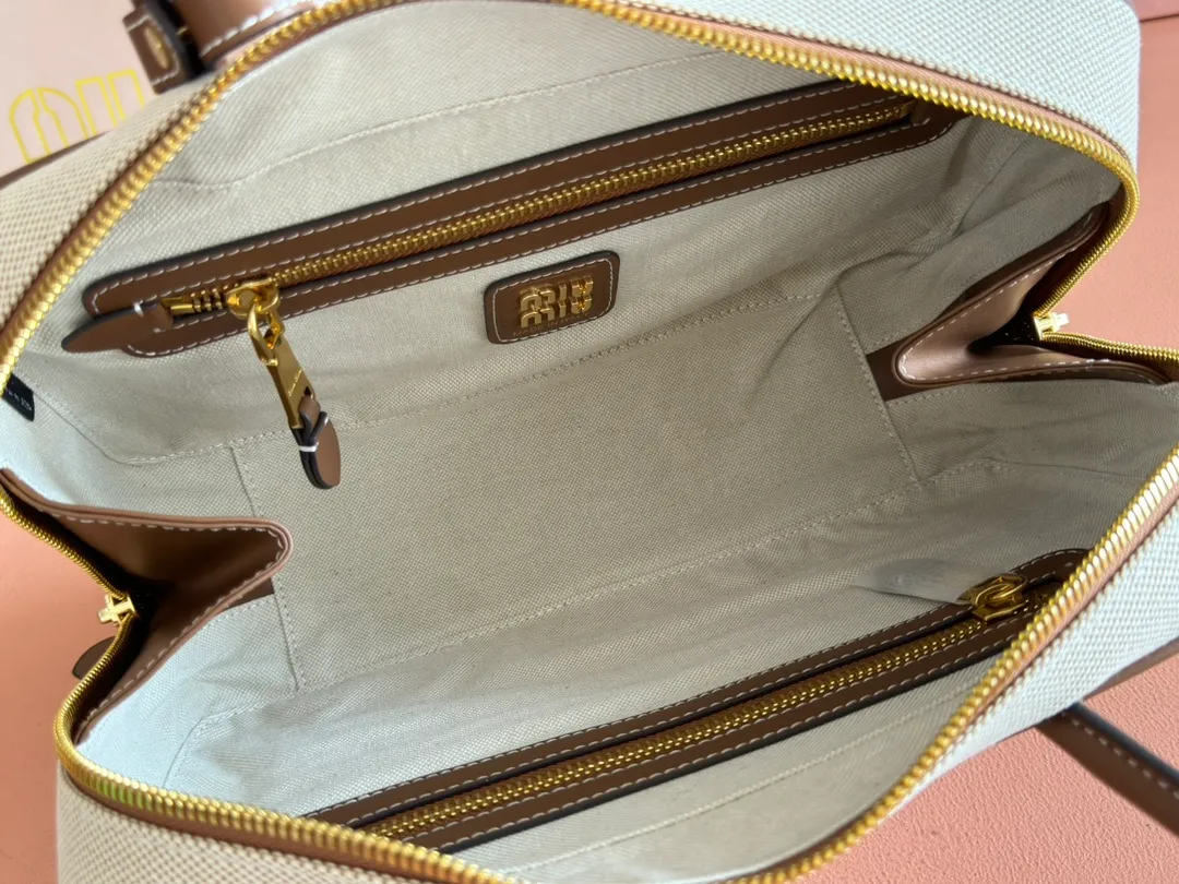 p1340💋💋💋"With full set of original factory counter packaging"💕💋 The M family's new canvas bowling ball is made of new canvas fabric and high-grade plain calfskin. The bold and innovative design perfectly interprets Miu's eclectic, free and inclusive attitude towards life. This bag is cool, with a refined multi-functional design that combines elements of men's and women's wear. It is casual, lazy, natural and full of personality. It has a new canvas lining. It is not unreasonable that it is popular all over the Internet. All major fashion stars love to carry it. Model: 5BB173. Size: 28X12X9cm Color: Canvas brown/original leather. Made in Italy