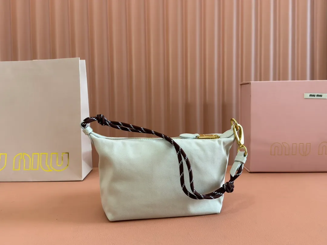p960💋💋💋 [Configured with full set of counter packaging] 5NE841, new denim lunch box bag, unique ice crack texture, iconic Miu amount logo on the front, cotton lining, ultra-light, large capacity, looks good with any combination, suitable for all seasons, size: bottom length 19cm, opening width 25.5cm, height 14cm, bottom width 10cm
