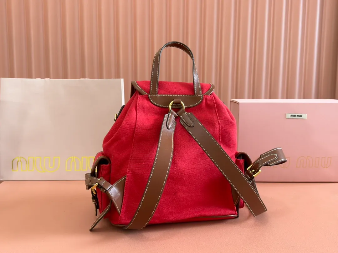 p1660. 💋💋💋【Configured with full package at counter】MIU Home new product college style backpack, the perfect combination of canvas and imported calfskin, thick wear-resistant linen blend lining, adopts a casual design style, fashionable, simple and advanced, combined with exquisite handcrafts, adding multiple pockets for storage, the shoulder strap and hand bag can be freely converted, which is a great convenience Improved practicality, it is simply a tool for dressing. It can be worn with jeans, shirts or various casual sportswear. It is a very good item to wear, especially the capacity is large enough and it is light and easy to use. I highly recommend it. Model: 5bz042, size 29.5x25x12.5cm