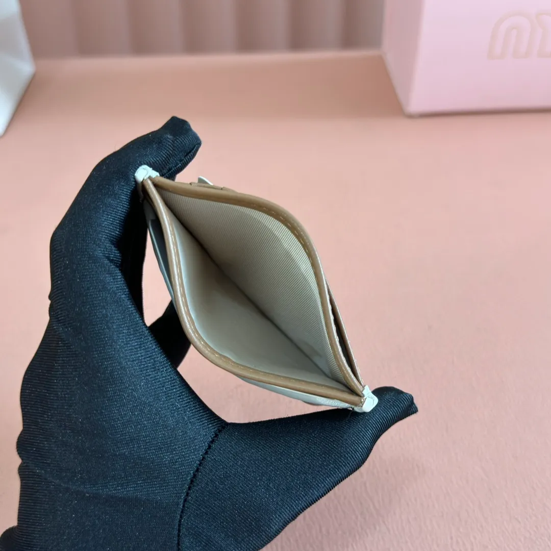 p420. 💋💋💋【Configured with full set of counter packaging】🔥 MM latest version cket wallet new card holder, 💗💗 5MC076 caramel with white counter latest series card holder, small and exquisite, double-sided card slots, practical and fashionable design 🔥 Made of top imported lambskin 🎉