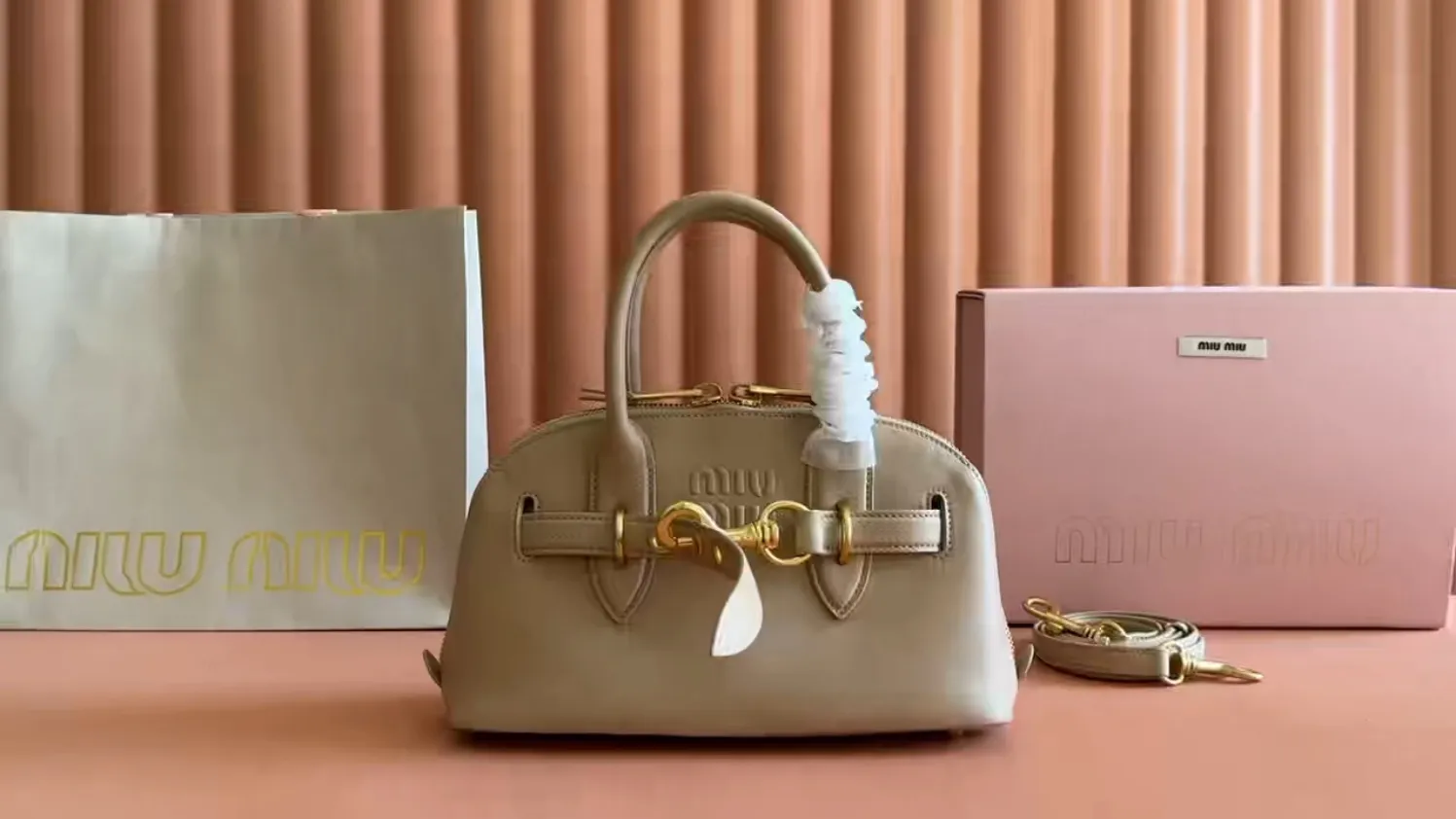p1900💋💋💋【Original leather configuration counter packaging】Miu's new popular bowling bag, using top-grade retro vegetable soft sheepskin, retro frosted old metal accessories, this Aventure Nappa leather handbag is inspired by A Miu collection item, its structure has been adjusted to become lighter and rejuvenate with a new personality, creating a classic bag with timeless charm. The multi-element design gives this handbag a unique beauty and classic atmosphere. It has a detachable and adjustable leather shoulder strap. The canvas lining is equipped with zipper pockets and patch pockets. Dimensions: 28 X16.5 X 10 cm. Model 5bb169