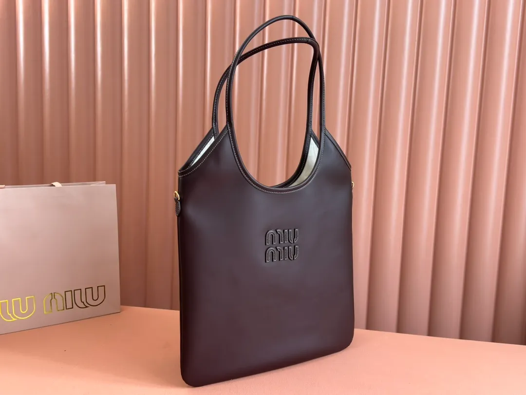 p1680💋💋💋【Configuring full counter package】Miu Women's IVY Cowhide Tote Shoulder Bag This classic tote bag is decorated with the Miu Miu letter logo, which highlights the classic style and is very recognizable. Simple underarm tote bag 🖤 The same color leather letter logo adds a unique and classic style! Gold hardware, leather lettering logo on front! Lined with zip pocket accents! Size: 35x40cm Style number: 5bg231