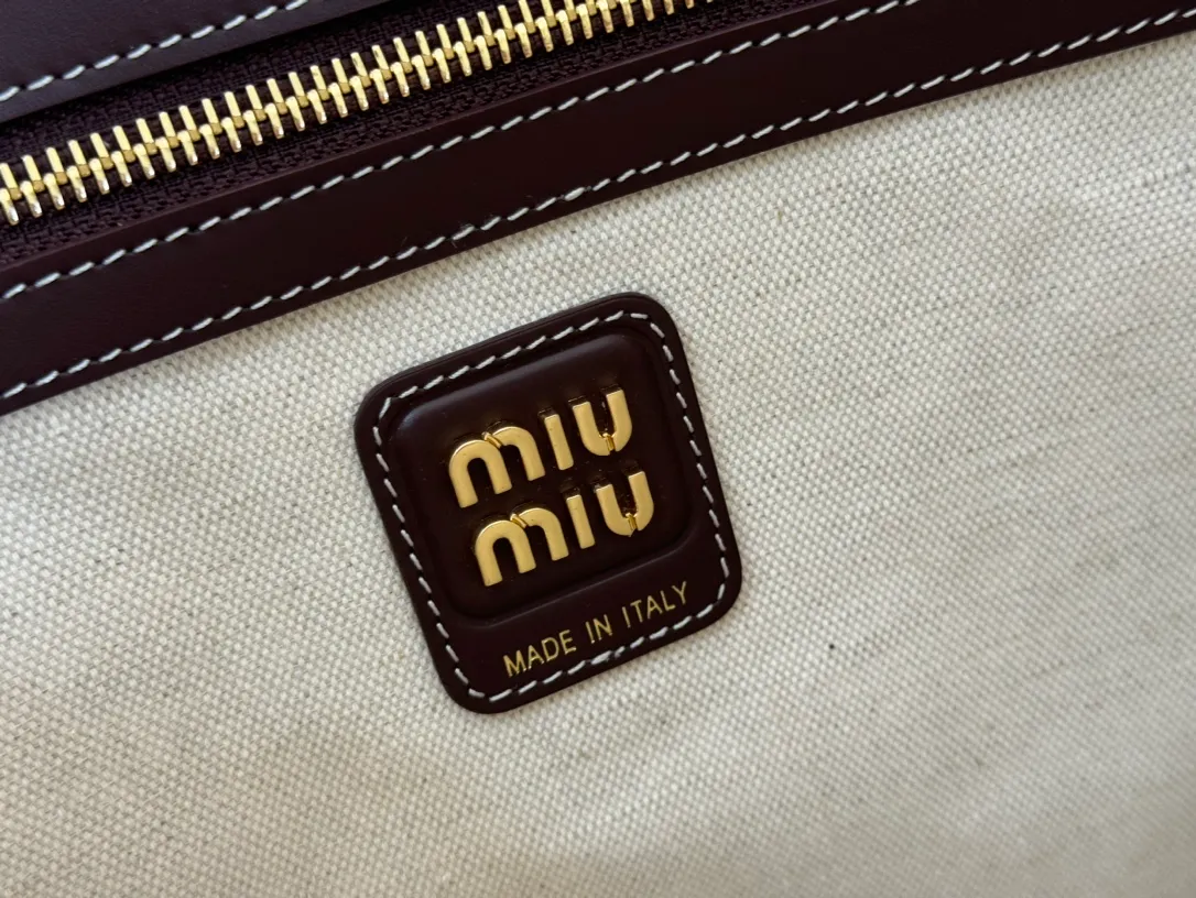 p1680💋💋💋【Configuring full counter package】Miu Women's IVY Cowhide Tote Shoulder Bag This classic tote bag is decorated with the Miu Miu letter logo, which highlights the classic style and is very recognizable. Simple underarm tote bag 🖤 The same color leather letter logo adds a unique and classic style! Gold hardware, leather lettering logo on front! Lined with zip pocket accents! Size: 35x40cm Style number: 5bg231