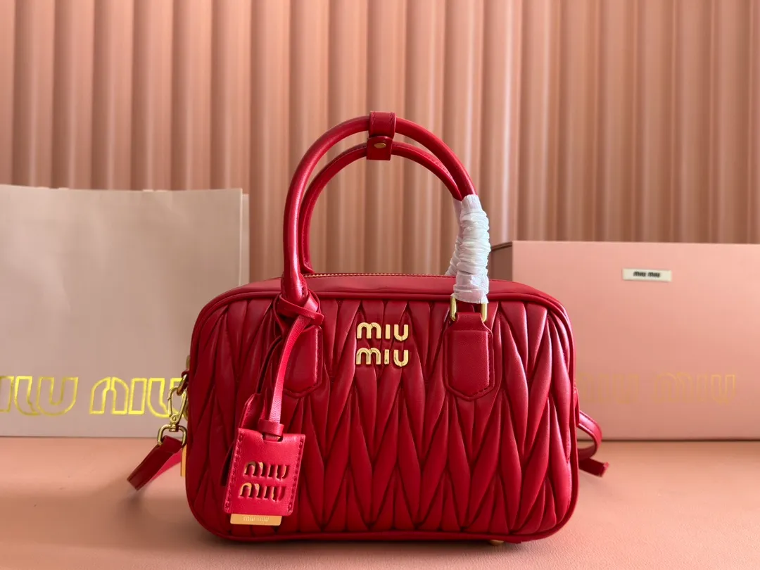 p1900💋💋💋 [Equipped with full set of packaging at the counter, premium hardware original leather] Arcadie Matelasse sheepskin medium bowling handbag/crossbody bag ~ bright red sheepskin This handbag uses Matelasse technology, and the three-dimensional texture and exquisite texture bring a new interpretation to the classic silhouette. The front letter logo cleverly echoes the metal hardware, and the exquisite workmanship is outstanding, highlighting a highly recognizable classic style. Dynamic and elegant lines with adjustable and detachable shoulder straps present a practical and versatile design with modern charm. ～Detachable and adjustable shoulder strap ～Zipper closure ～Lined with 2 patch pockets ～With foot studs Size: W24×H17×D7.5cm No.: 5BB124