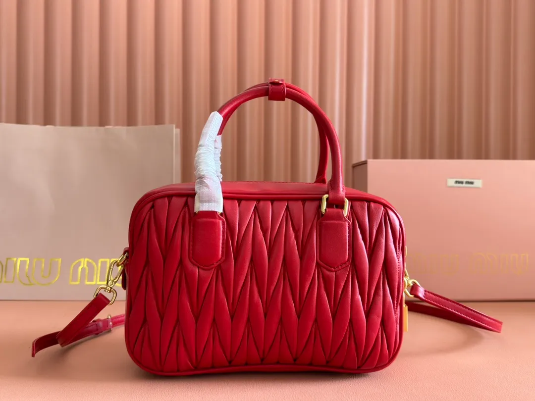 p1900💋💋💋 [Equipped with full set of packaging at the counter, premium hardware original leather] Arcadie Matelasse sheepskin medium bowling handbag/crossbody bag ~ bright red sheepskin This handbag uses Matelasse technology, and the three-dimensional texture and exquisite texture bring a new interpretation to the classic silhouette. The front letter logo cleverly echoes the metal hardware, and the exquisite workmanship is outstanding, highlighting a highly recognizable classic style. Dynamic and elegant lines with adjustable and detachable shoulder straps present a practical and versatile design with modern charm. ～Detachable and adjustable shoulder strap ～Zipper closure ～Lined with 2 patch pockets ～With foot studs Size: W24×H17×D7.5cm No.: 5BB124